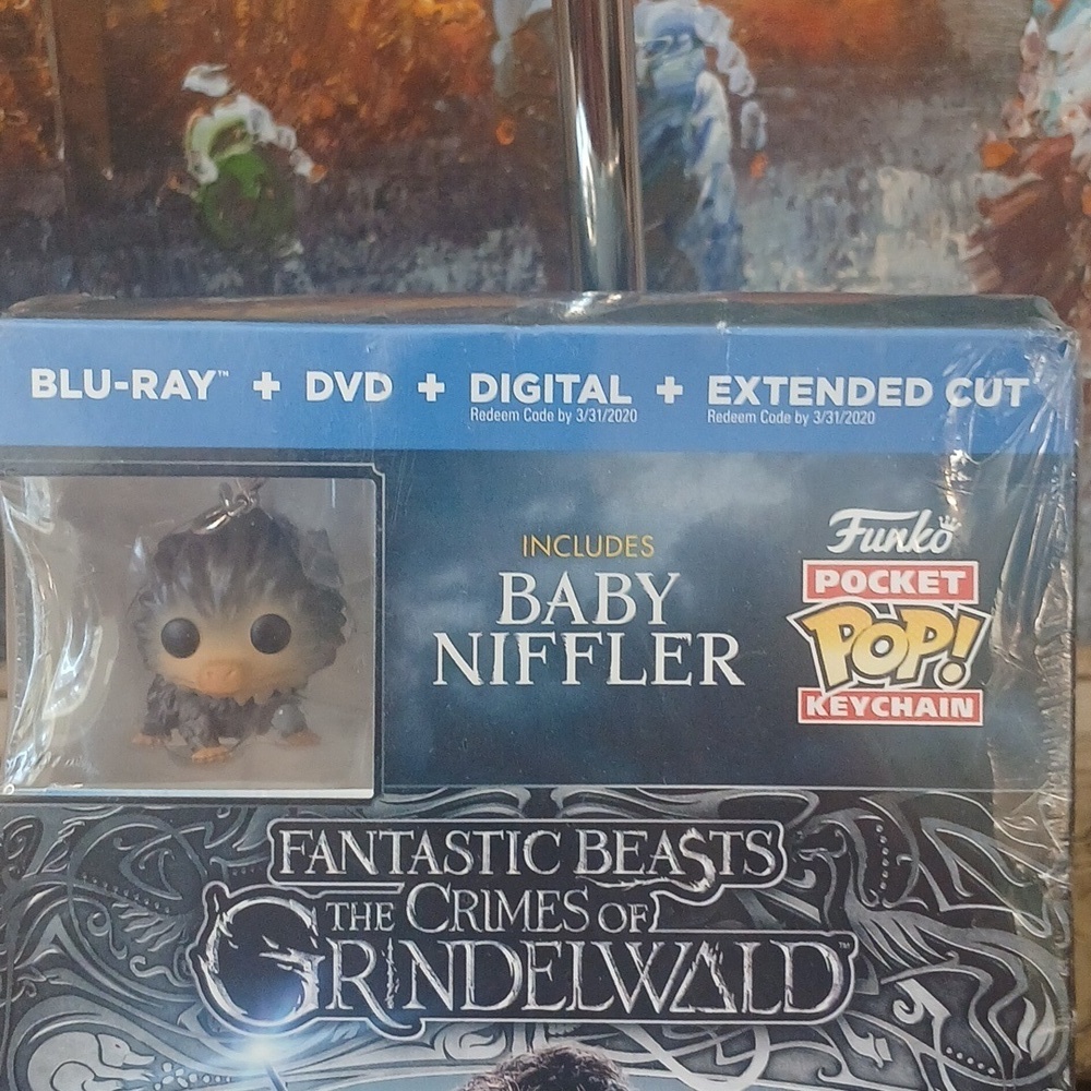 Sealed Fantastic Beasts: The Crimes of Grindelwald Blu-ray Baby Niffler Keychain - Picture 3 of 6
